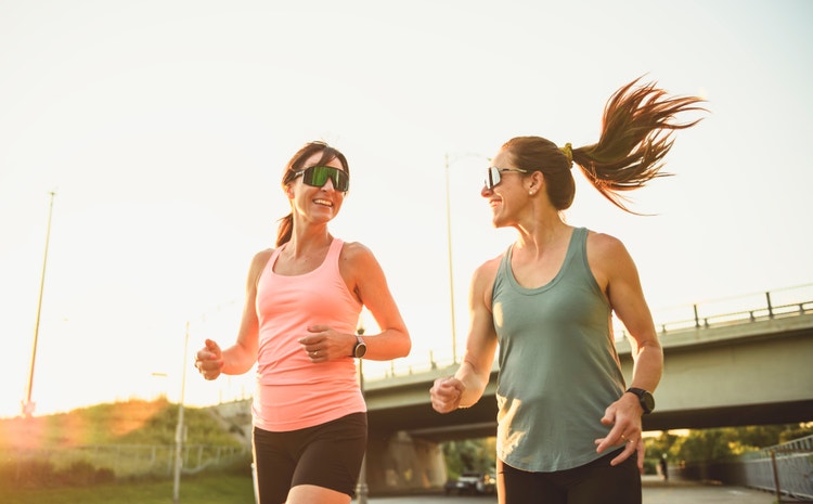 Due donne che corrono insieme all’aperto